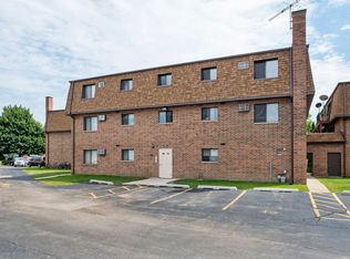 493 McHenry Rd APT 3B, Wheeling, IL 60090