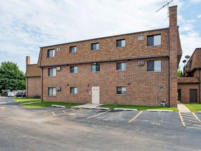 493 McHenry Rd APT 3B, Wheeling, IL, 60090