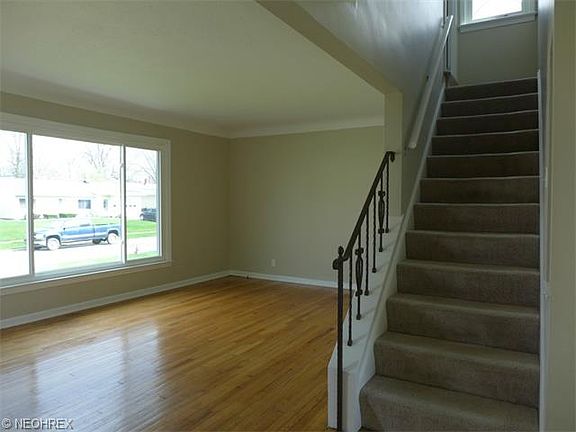 4th image of 1690 Hawthorne Dr