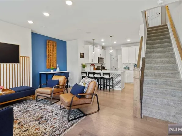 60 Arnold Dr, Wood Ridge, NJ 07075