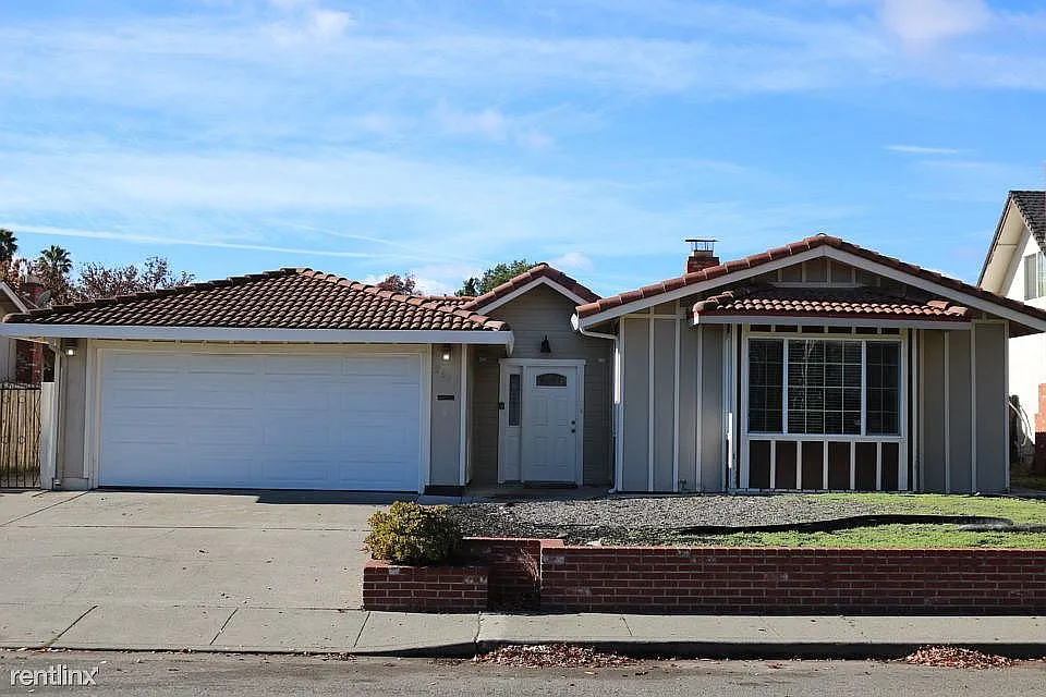 2607 Orchid St photo 1