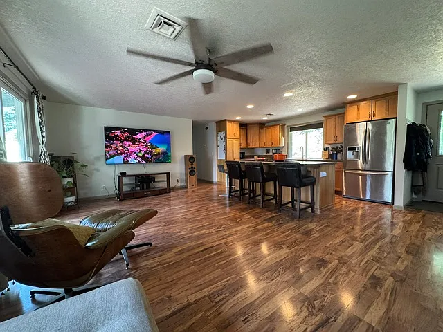21103 Lancelot Ave — Photo 2