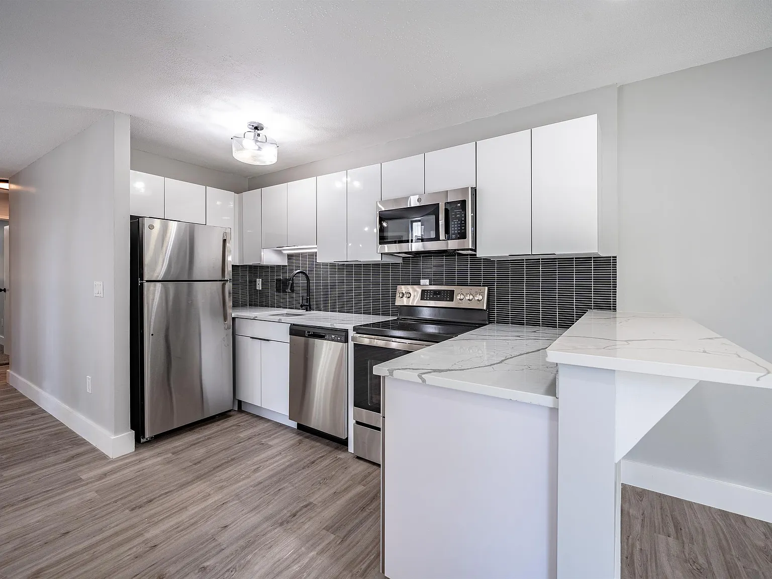 Whitewood Pond Apartments — Photo 4