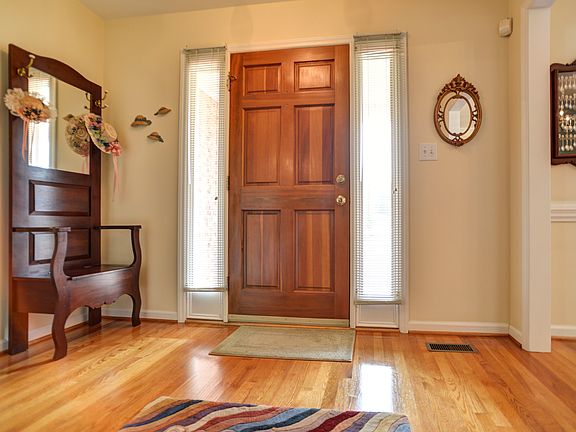 3rd image of 4811 Niagra Ct