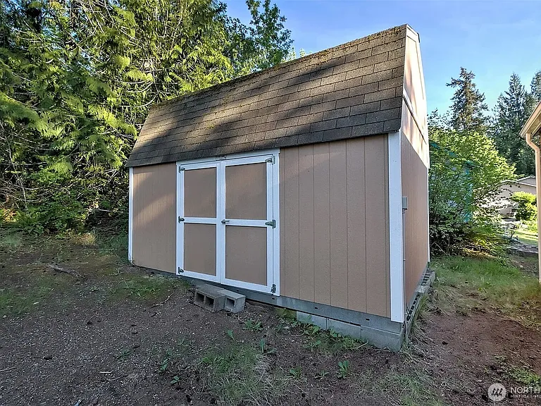 221 SE Fuchsia Ave — Photo 12