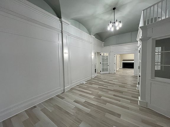 3rd image of 105 Medina St