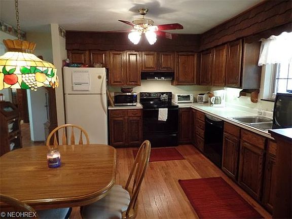 3rd image of 458 Della Dr