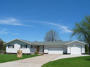 821 Hillcrest Ave, Grand Forks, ND 58201