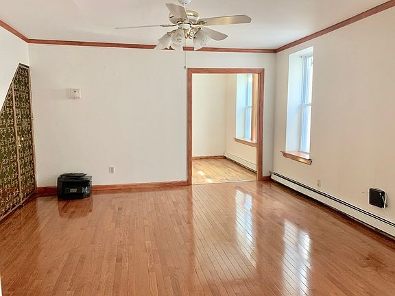 4th image of 695 Wyona St #1