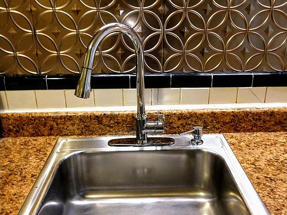 4th image of 3901 Canterbury Dr #6