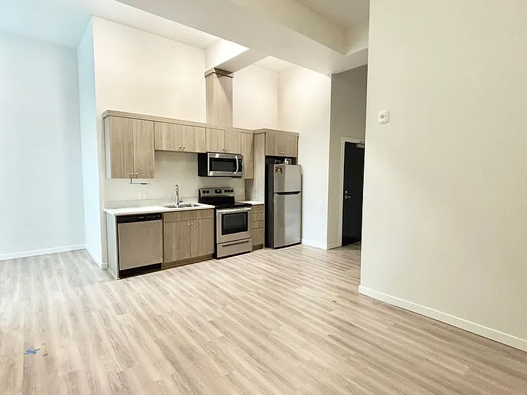 Vibrant Studio Apartment - Belmont St — Photo 35