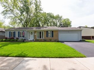 25 Birch Trl, Wheeling, IL 60090