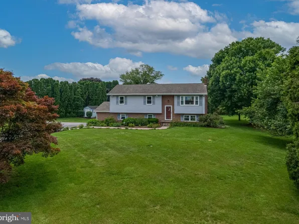 215 Sleepy Hollow Dr, Mohrsville, PA 19541