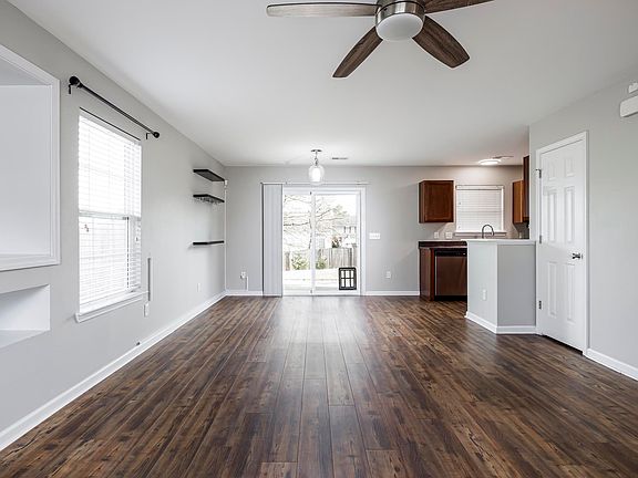 3rd image of 412 Hedge Grove Ln