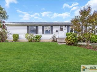 27 Railroad Ave, Helmetta, NJ 08828