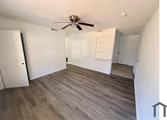 3 bed, $1,300 — Photo 3