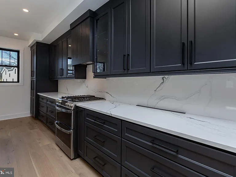 981 Henry Ave — Photo 16