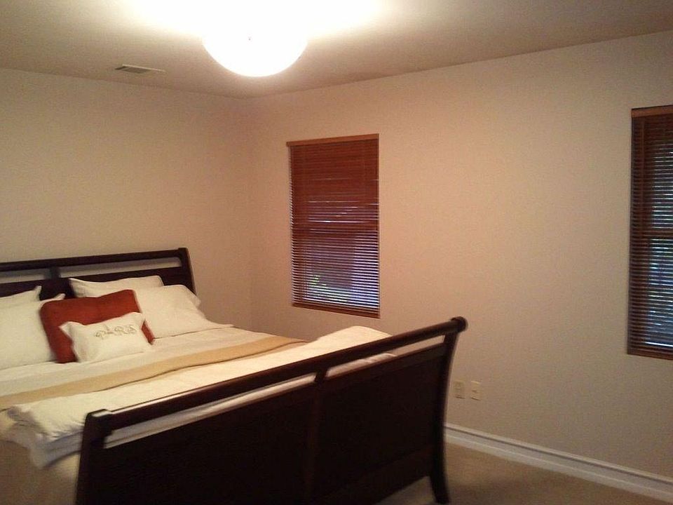 Master bedroom (view 1)
