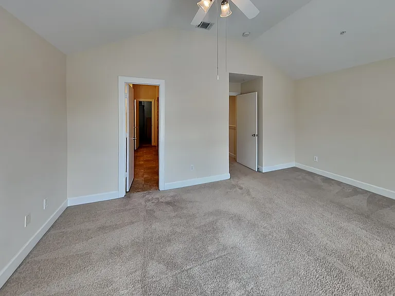 Spacious corner room with neut