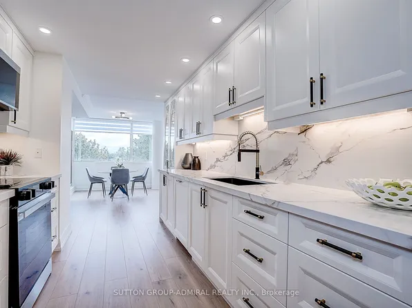 20 Harding Blvd W #417, Richmond Hill, ON L4C 9S4