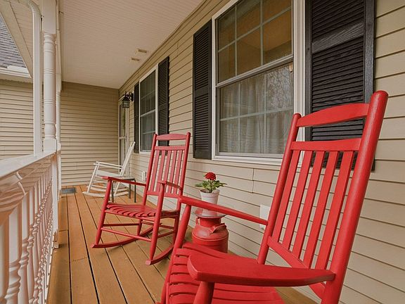 4th image of 38 Willowbrook Avenue
