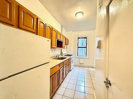 2nd image of 392 Saint Johns Pl #1I