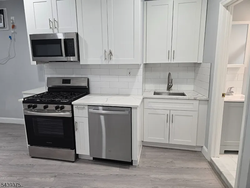 2 bed, 1.0 bath, $1,900 — Photo 4