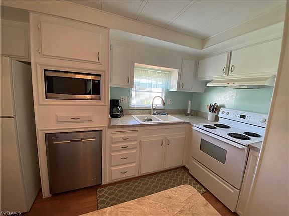4th image of 5 Poinsettia Dr