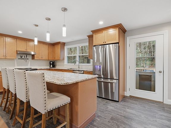 5th image of 8 Stoneybrook Dr