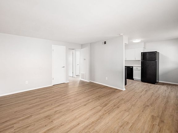 5th image of 593 Riverview Dr APT D