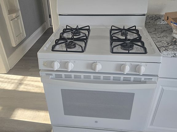 3rd image of 565 E Elm St APT 3