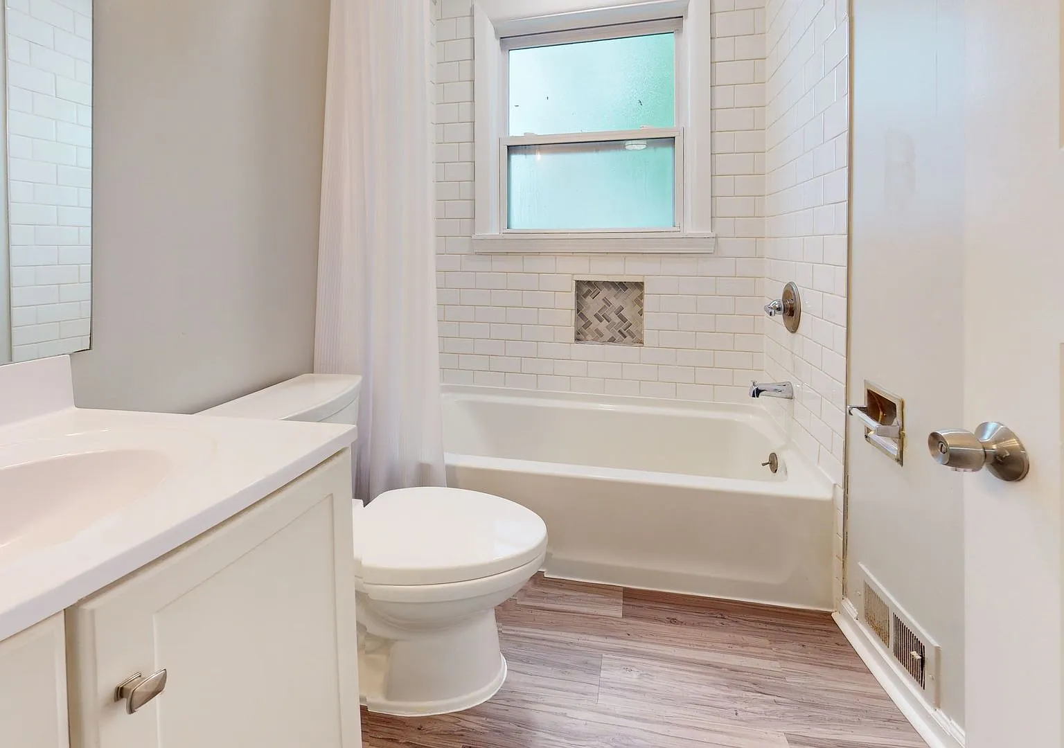 Beautifully Updated 3-Bedroom Lower Unit for Lease in Warren, MI — Photo 4