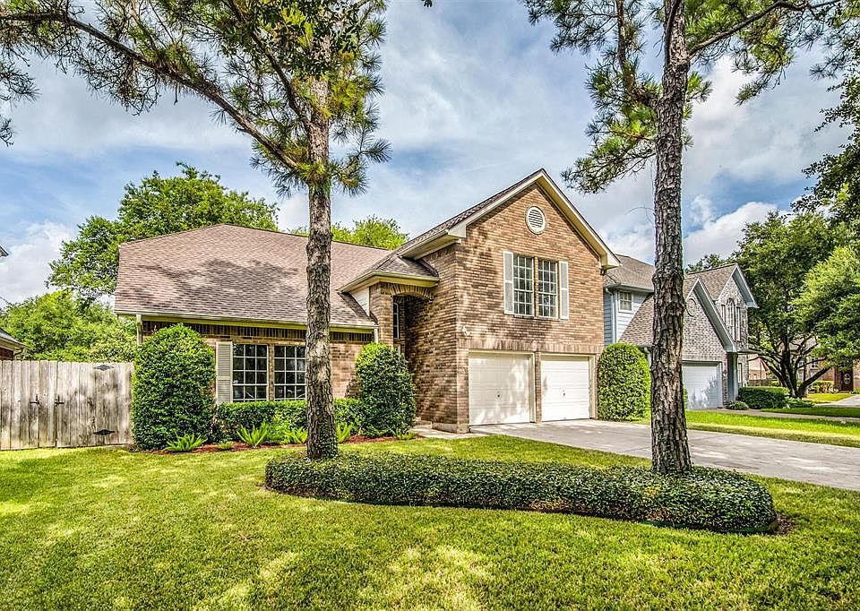 Gorgeous 2 story home with recent roof!
