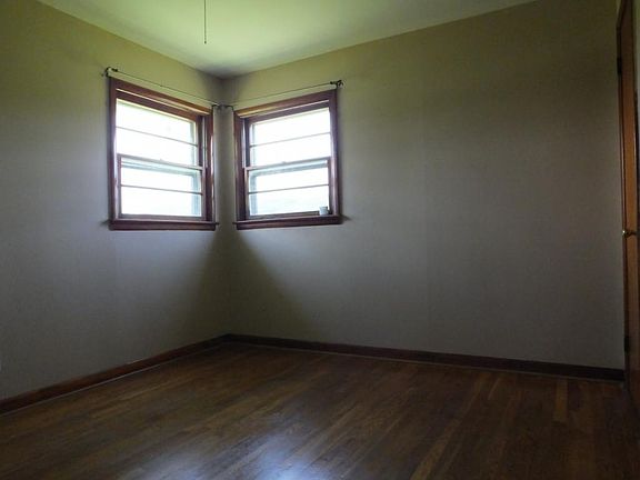 5th image of 218 Hillcrest St