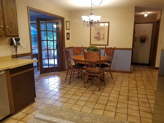 Spacious eat-in kitchen