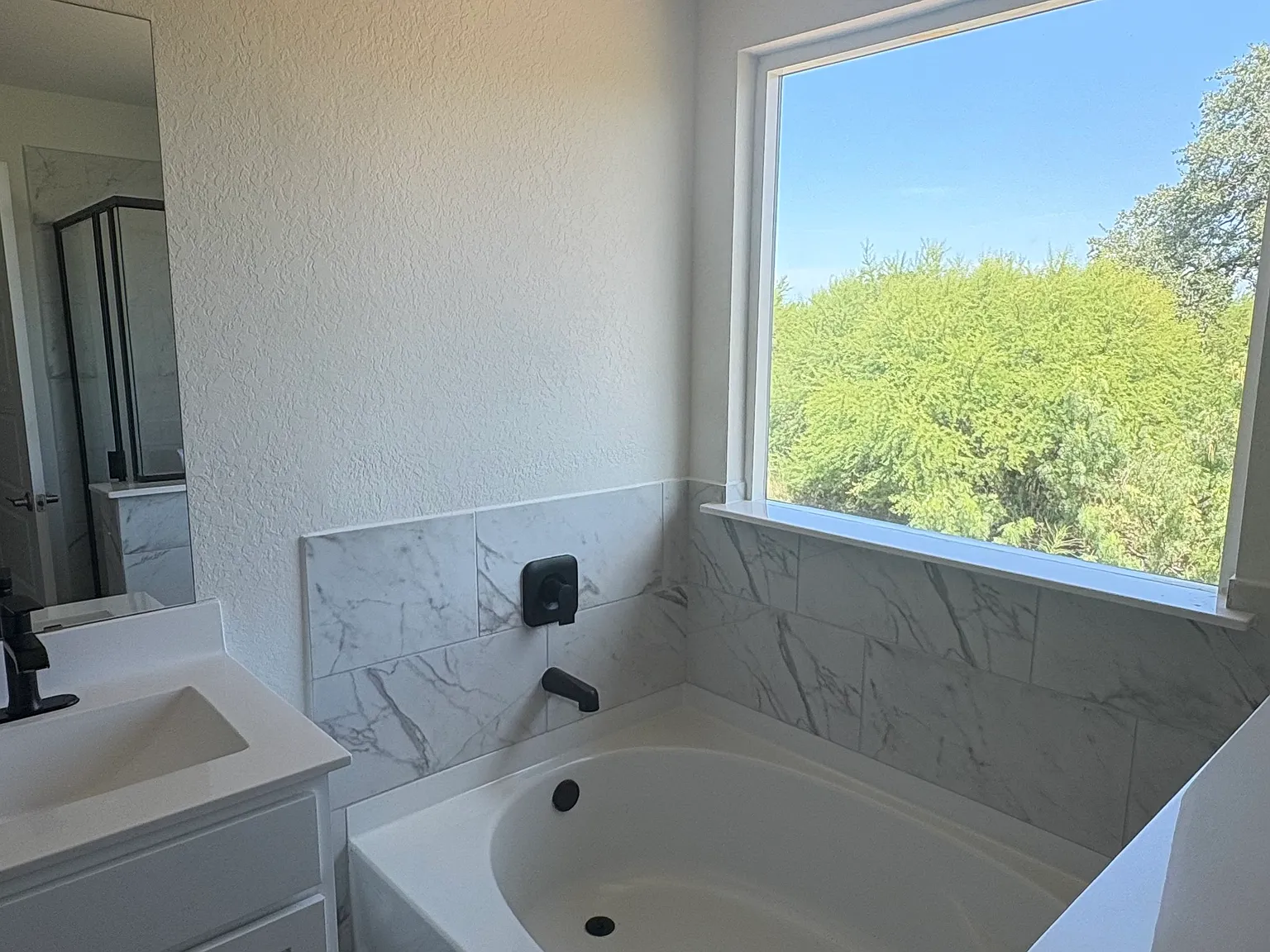 3 bed, 2.5 bath, 1373 sqft, $2,200 — Photo 3