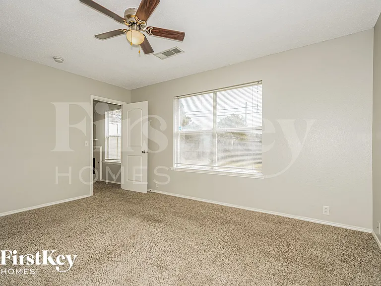 207 Prentice Dr — Photo 8