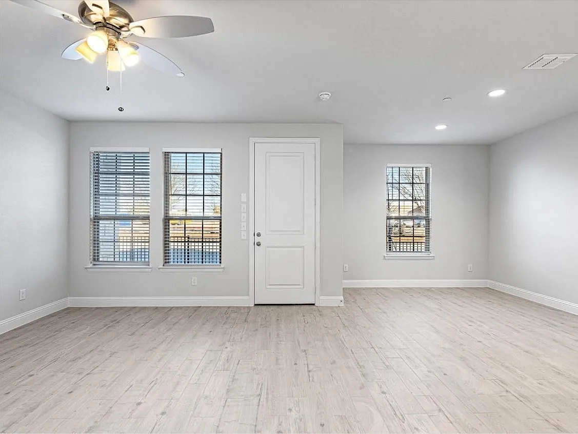 3 bed, 2.5 bath, 1613 sqft, $2,550 — Photo 2