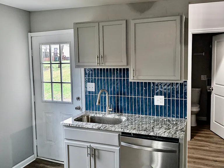 457 Fewell St — Photo 3