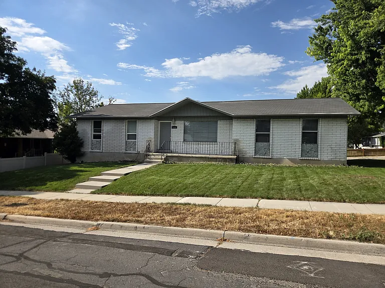 1125 E Fallbrook Way — Photo 2
