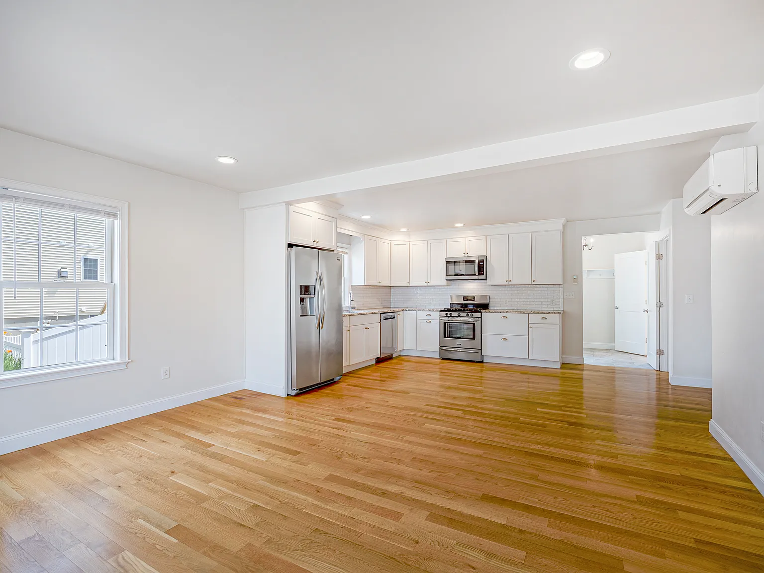 4 bed, 3.5 bath, 2000 sqft, $5,000 — Photo 1