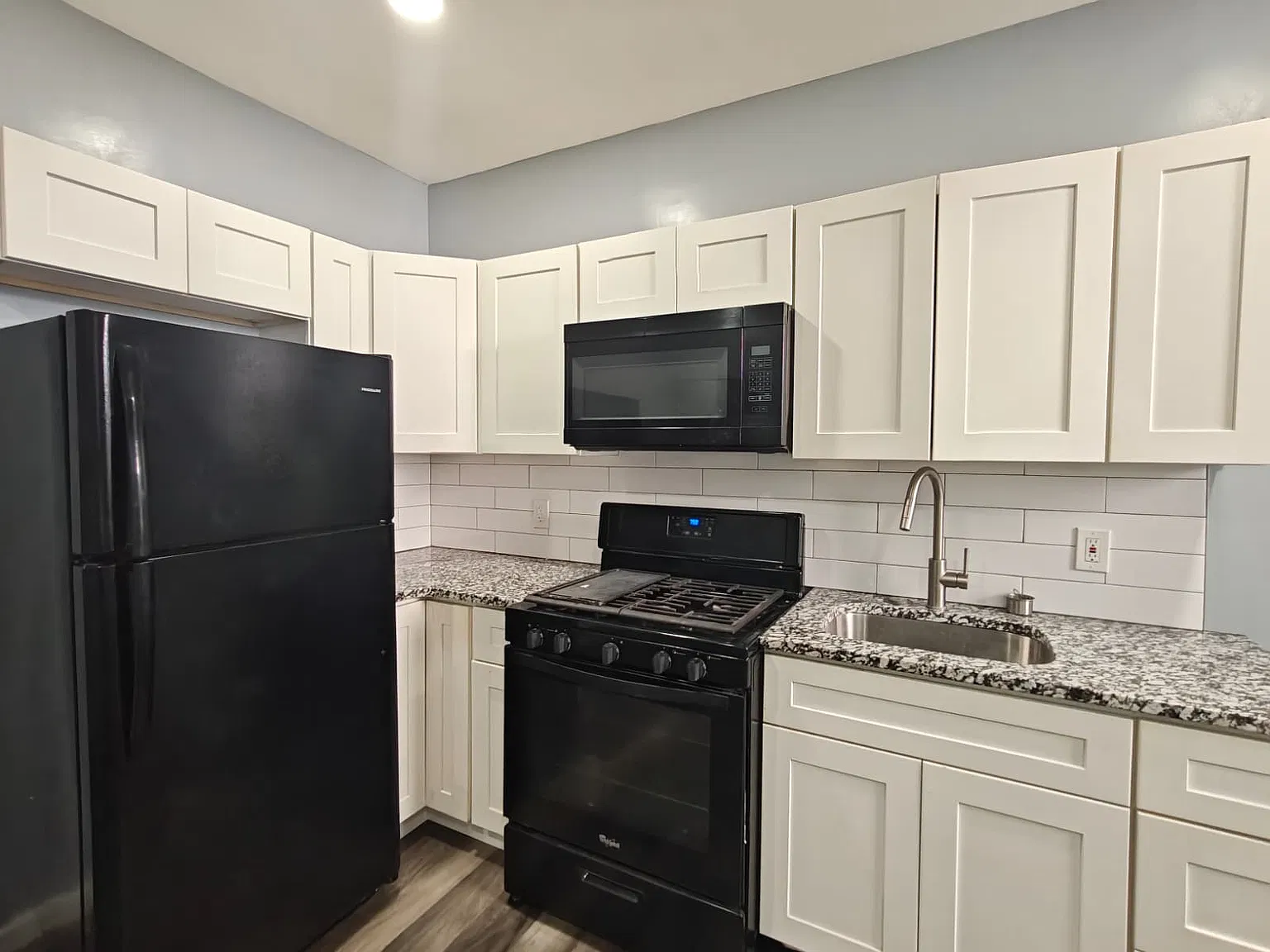 Beautiful Apartment available now! — Photo 3