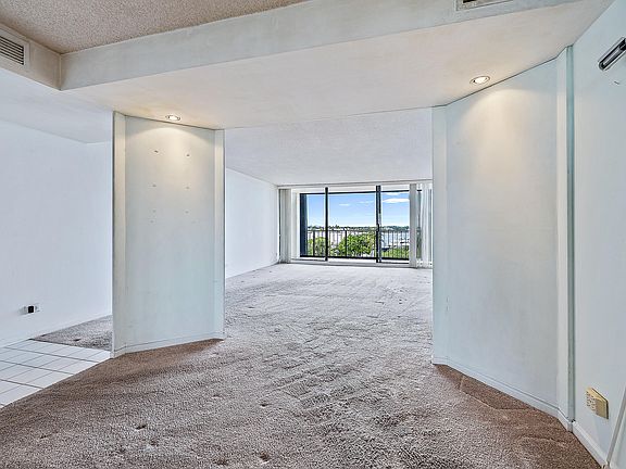 4th image of 136 Lakeshore Drive #511