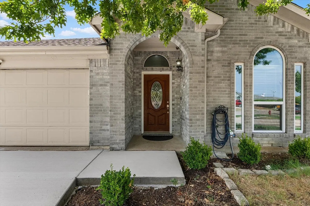 4 bed, 1880 sqft, $2,500 — Photo 2