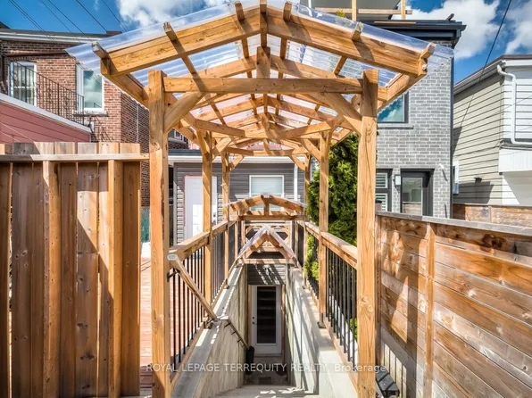 665 Crawford St #Basement, Toronto, ON M6G 3K1