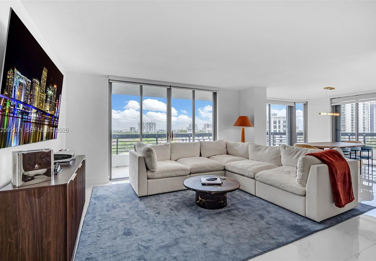 Mystic Pointe Tower 400 C — Photo 1
