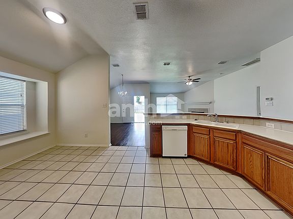 4th image of 931 Wood Brook Dr