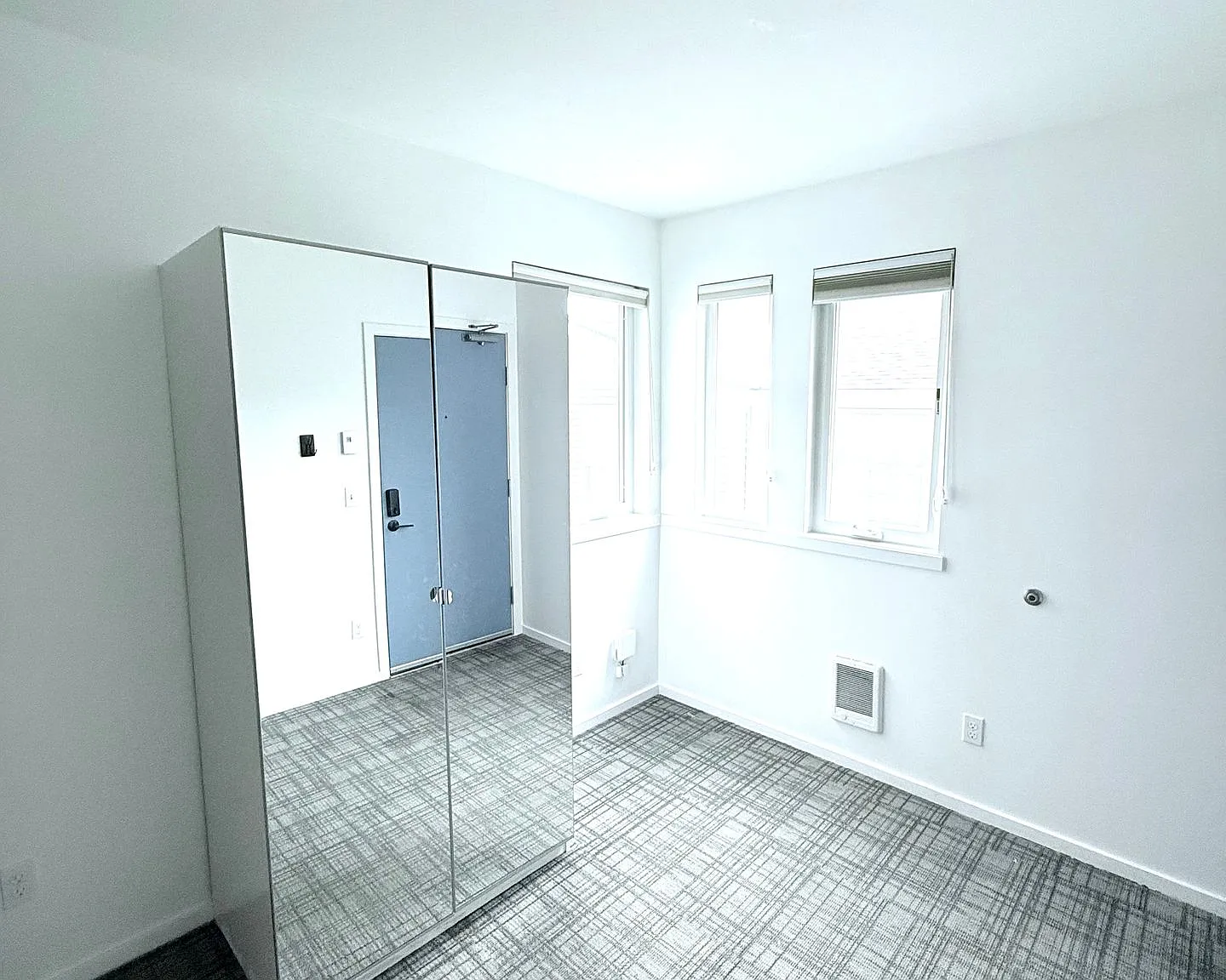 2418 Ballard Apartments — Photo 3