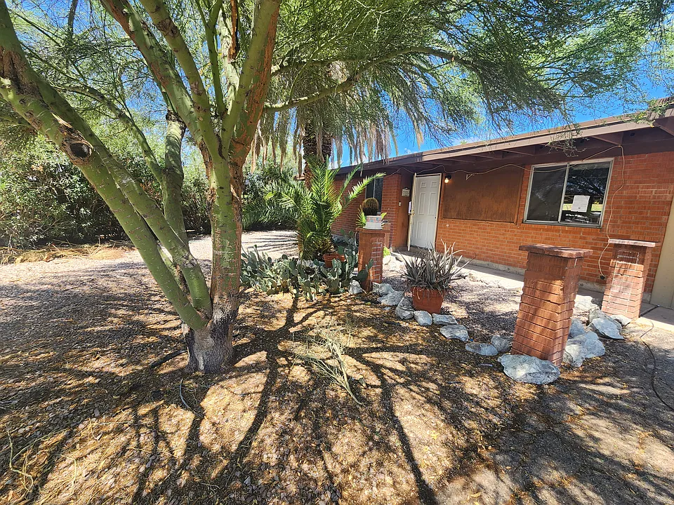 7025 E 39th Pl