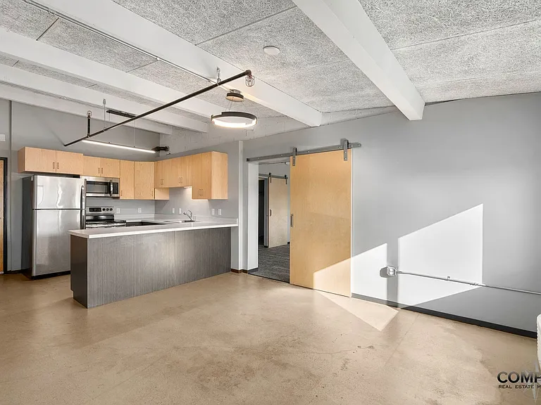 The Howard Apartments — Photo 36